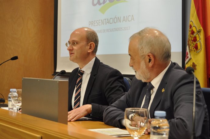José Miguel Herrero (AICA) y Ángel Val, subdelegado del Gobierno en Zaragoza. 