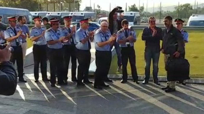 Captura del vídeo de la rebuda a Trapero després de declarar en l'A Nacionial