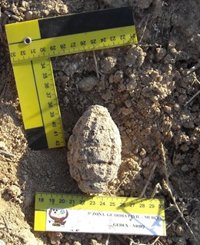 Encuentran y desactivan una granada de mano tipo 'piña' de la Guerra Civil en Tinajeros