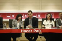 Pedro Sánchez tacha de "cortina de humo" la nueva propuesta de Montoro porque "no resuelve el problema" de las pensiones