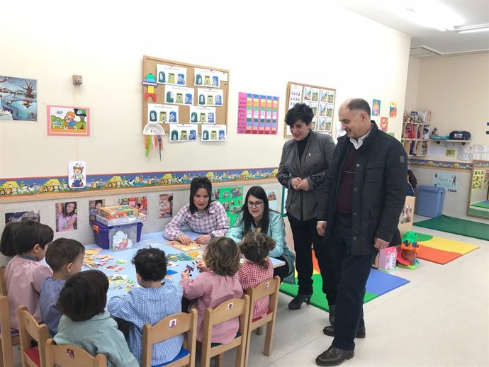 La consejera de Educación y el alcalde de Sesma