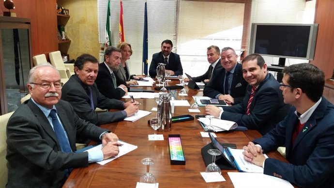 El consejero de Turismo, Francisco Javier Fernández y las autoridades portuarias