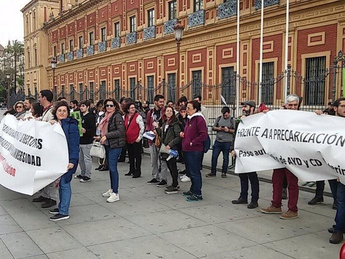 Protesta del profesorado universitario andaluz ante el Palacio de San Telmo