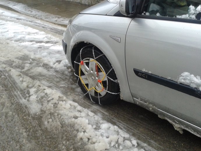 Cotxe amb cadenes per a la neu