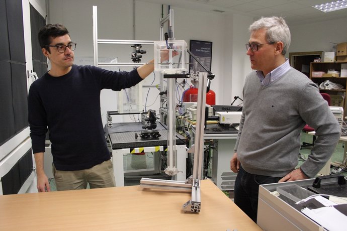 Gutiérrez y Martínez, junto al modelo in vitro utilizado para el estudio.