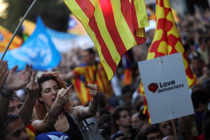 Independentistas a las puertas de la Consejería de Economía de Cataluña