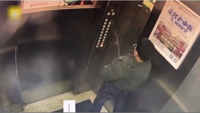 JOven chino queda atrapado en asecensor al hacer pis sobre el panel de control