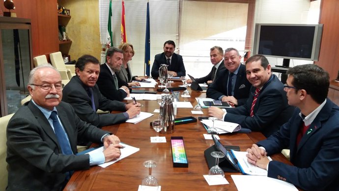 El consejero de Turismo, Francisco Javier Fernández y las autoridades portuarias