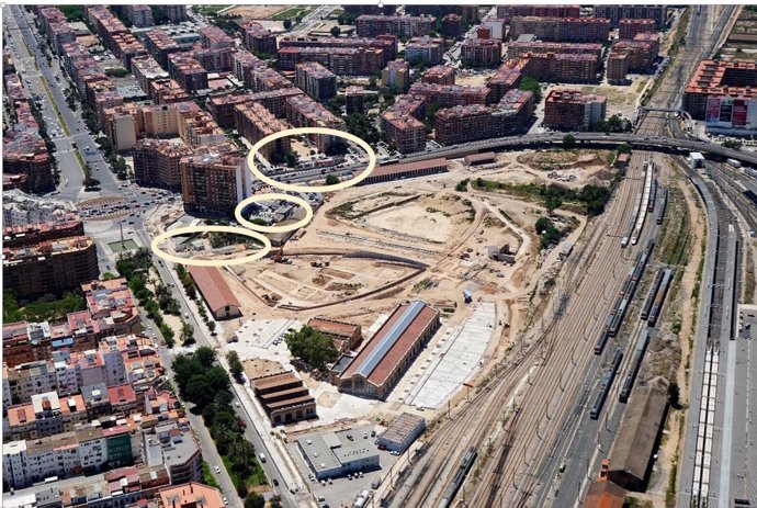 Vista del futuro Parque Central de Valencia con solares edificables marcados  