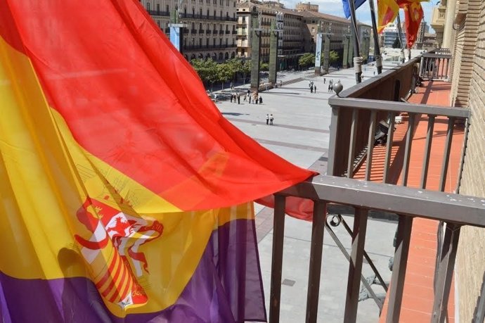 Bandera republicana en el Ayuntamiento de Zaragoza.