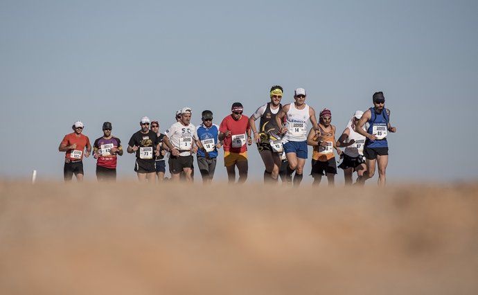 Grupo de corredores del Sahara Marathon