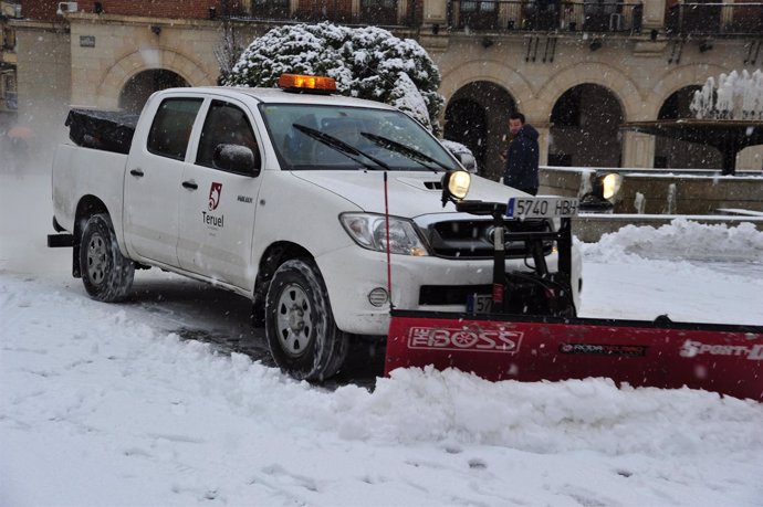 Un vehículo quitanieves trabaja en la ciudad de Teruel 
