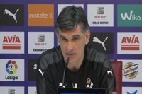 Mendilibar: "Viendo que a los de abajo les cuesta ganar, con tres puntos más creo que estaríamos libres"