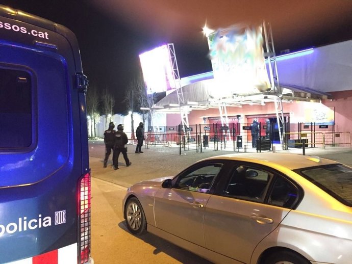 El macrodispositiu dels Mossos d'Esquadra en la discoteca vallesana 