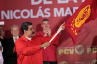 Maduro se da un baño de masas para inscribirse como candidato a la reelección