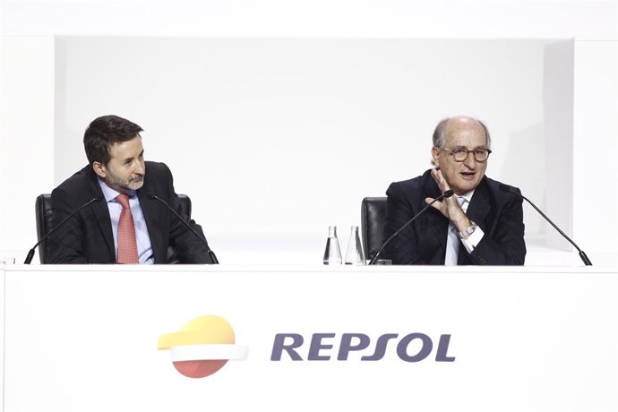 Antoni Brufau i Josu Jon Imaz en la Junta d'Accionistes de Repsol
