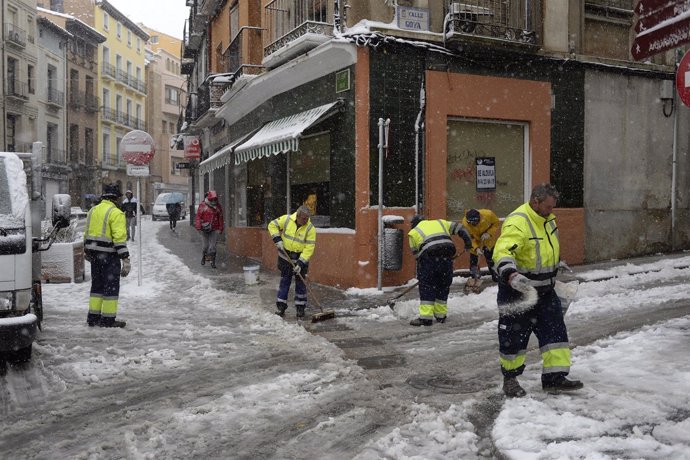 Trabajadores del PEMUVI echando sal y limpiando las calles de Huesca
