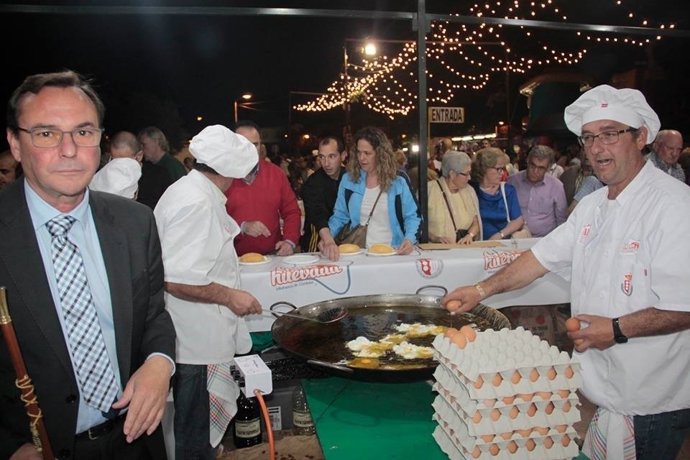 El alcalde de Villafranca, Francisco Palomares (izda.), en la Gran Huevada 2017