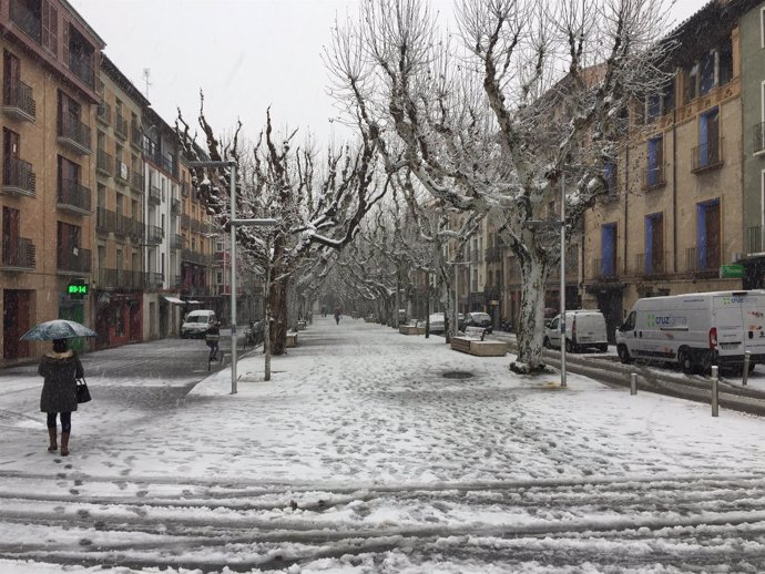 La nieve en una de las calles de Barbasro
