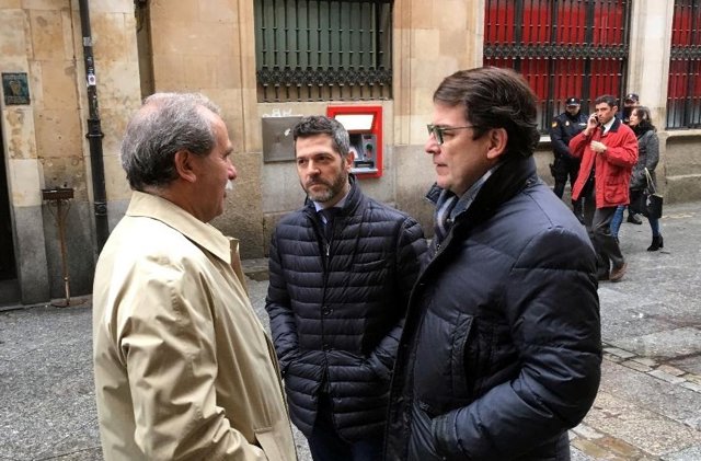 Fernández Mañueco antes de entrar al Foro