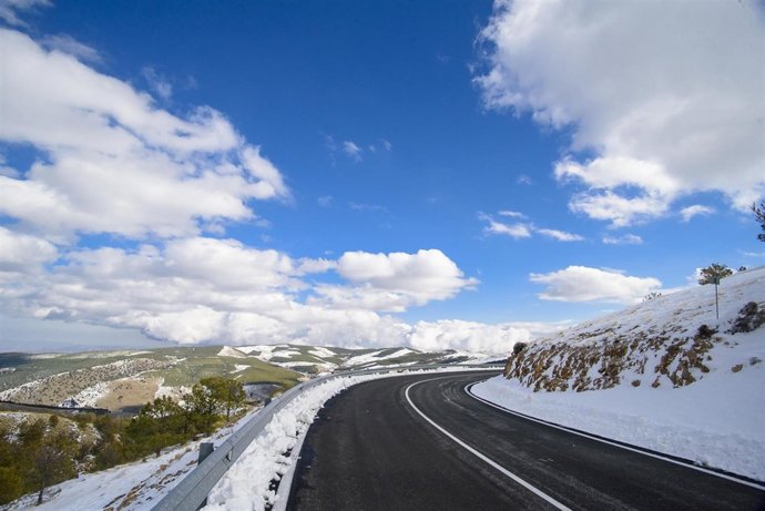 Diputación invertirá en la mejora de la señalización horizontal de carreteras.
