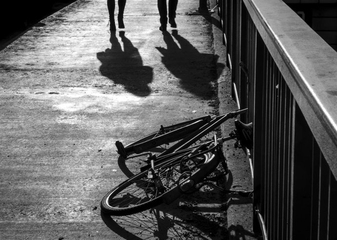 Novela negra sombras blanco y negro bicicleta personas andando