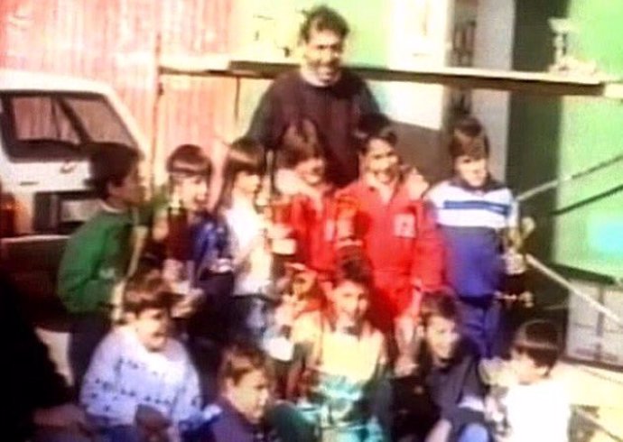 Fernando Alonso de niño en una foto con Quini