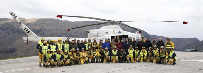 Oria con la brigada de refuerzo de incendios forestales en el helipuerto de Jaed