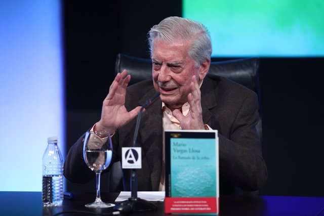 Rueda de prensa de Mario Vargas Llosa para presentar La llamada de la tribu