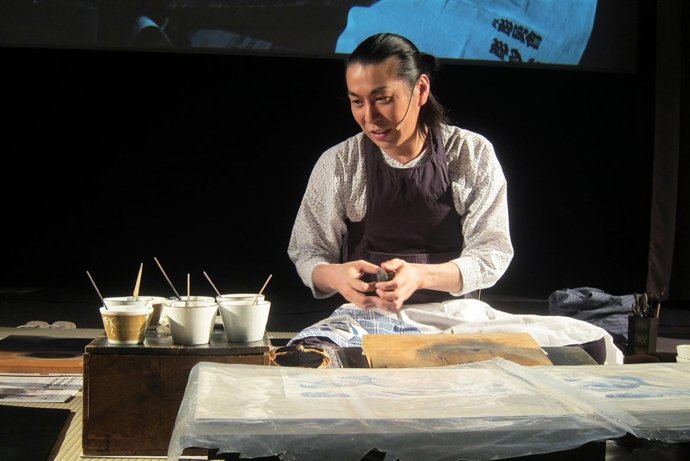 Maestro japonés practicando una técnica tradicional de grabado