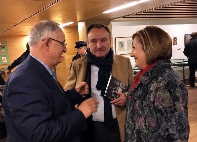 Hernández (izda), junto al Subdelegado y Rosa López.