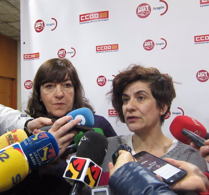 Pura Huerta y Elena Pérez, atendiendo a los medios antes de la asamblea