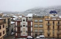 La nieve cierra algún colegio y afecta a varias rutas escolares del interior de Castellón