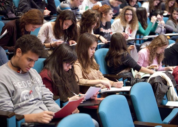 Jóvenes participando en una charla de la mano de profesionales