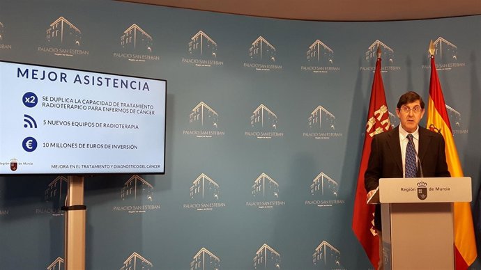 El consejero de Salud, Manuel Villegas, durante la rueda de prensa