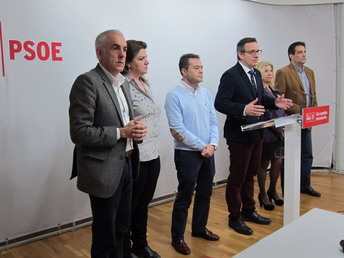 Diego Conesa junto a parte de la Ejecutiva regional del PSOE