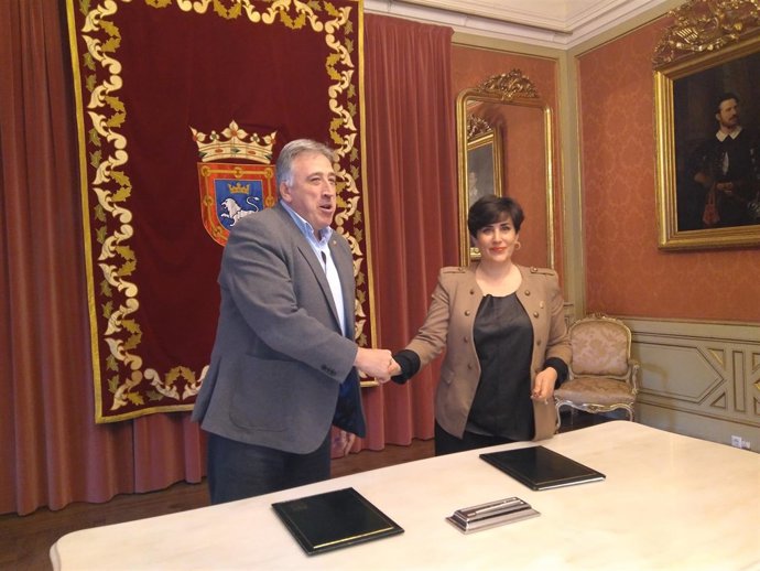 Joseba Asiron y María Solana, en la firma del protocolo