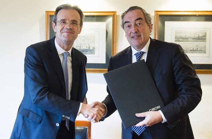 Jordi Gual y Juan Rosell, durante la firma del acuerdo