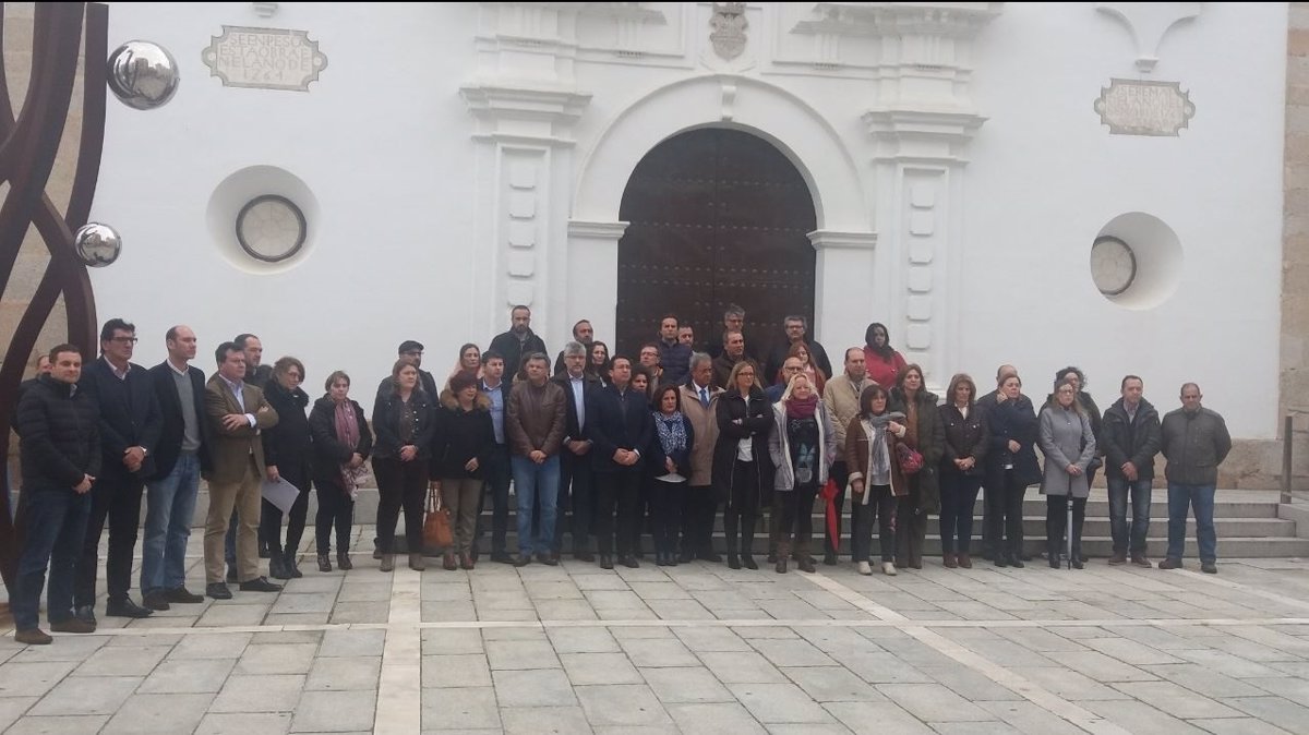 La Asamblea de Extremadura guarda un minuto de silencio por los últimos