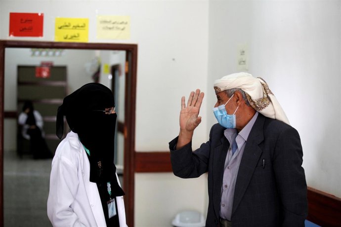 Una doctora voluntaria en el centro médico de Saná