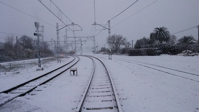 Vías de tren cubiertas por la nieve. Nevada sobre líneas ferroviarias. 