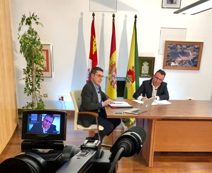 Cuaresma (I) y el alcalde de Pedrajas (D)