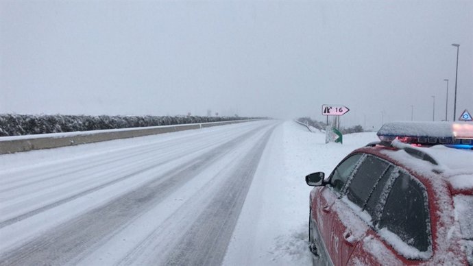 Policía Foral durante nevada en Navarra.