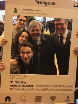 Méndez de Vigo y Marcial Marín con estudiantes de CANAE en Aula