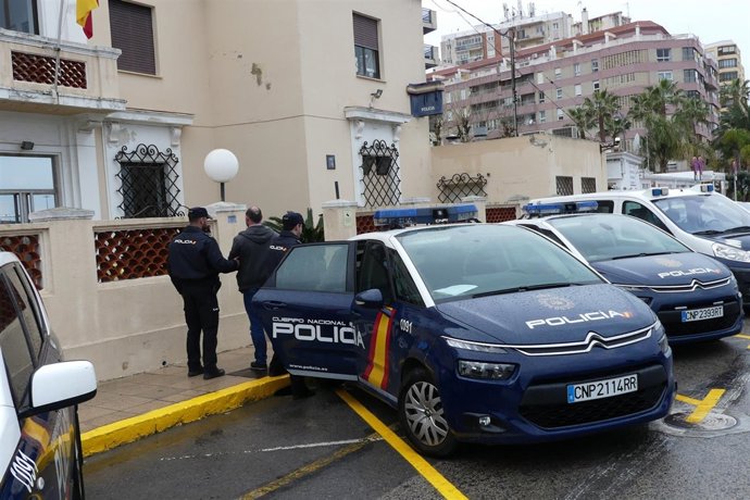 Agentes con el detenido