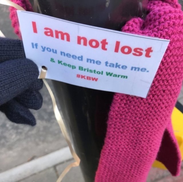 Iniciativa de dejar prendas de abrigo en las calles de Bristol para los sin tech