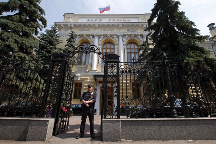 Un policía vigila la entrada principal del Banco de Rusia en Moscú
