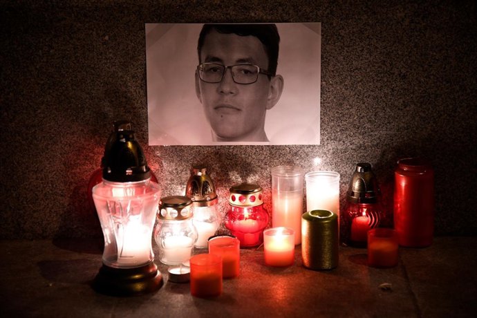 Velas en memoria del periodista de investigación asesinado Jan Kuciak 
