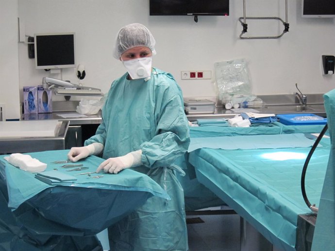 Preparación de un quirófano para extraer tejidos de cadáveres para trasplantes
