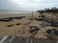 El temporal causa daños en la playa de El Portil, en Huelva